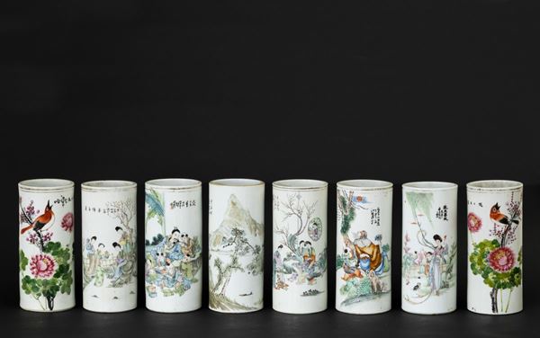Lotto composto da otto vasi cilindrici in porcellana con soggetti diversi e iscrizioni, Cina, inizio XX secolo