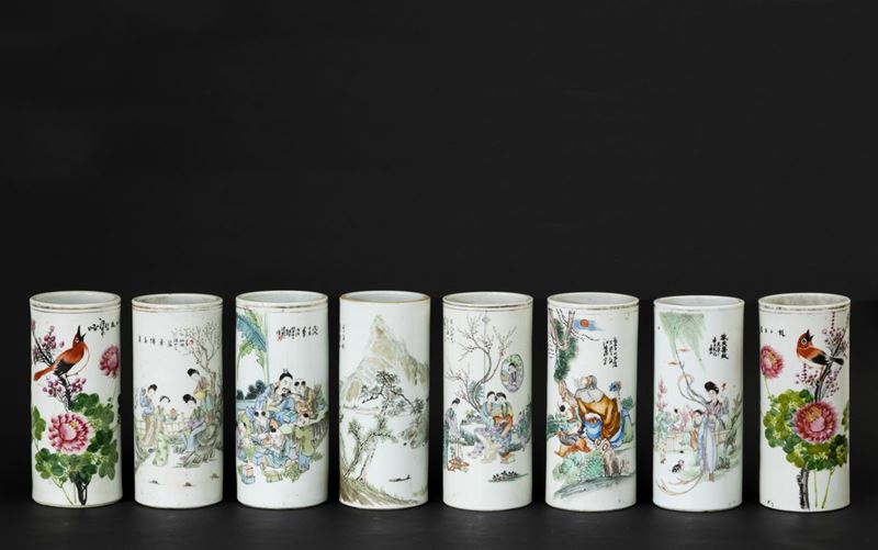 Lotto composto da otto vasi cilindrici in porcellana con soggetti diversi e iscrizioni, Cina, inizio XX secolo  - Asta Arte Orientale - Cambi Casa d'Aste