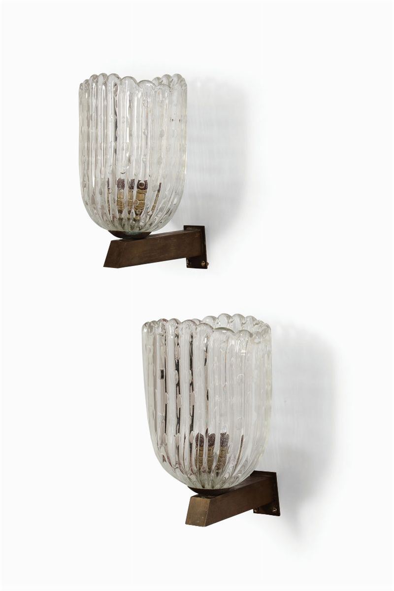 Coppia di appliques con struttura in ottone e diffusore in vetro di Murano.  - Asta Design - Cambi Casa d'Aste