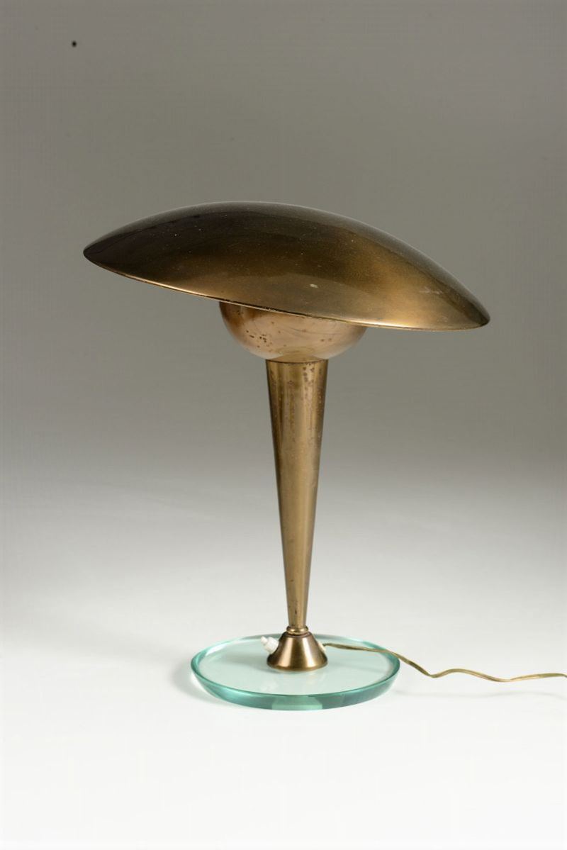 Lampada da tavolo con struttura in ottone e base in vetro di forte spessore.  - Auction Design - Cambi Casa d'Aste