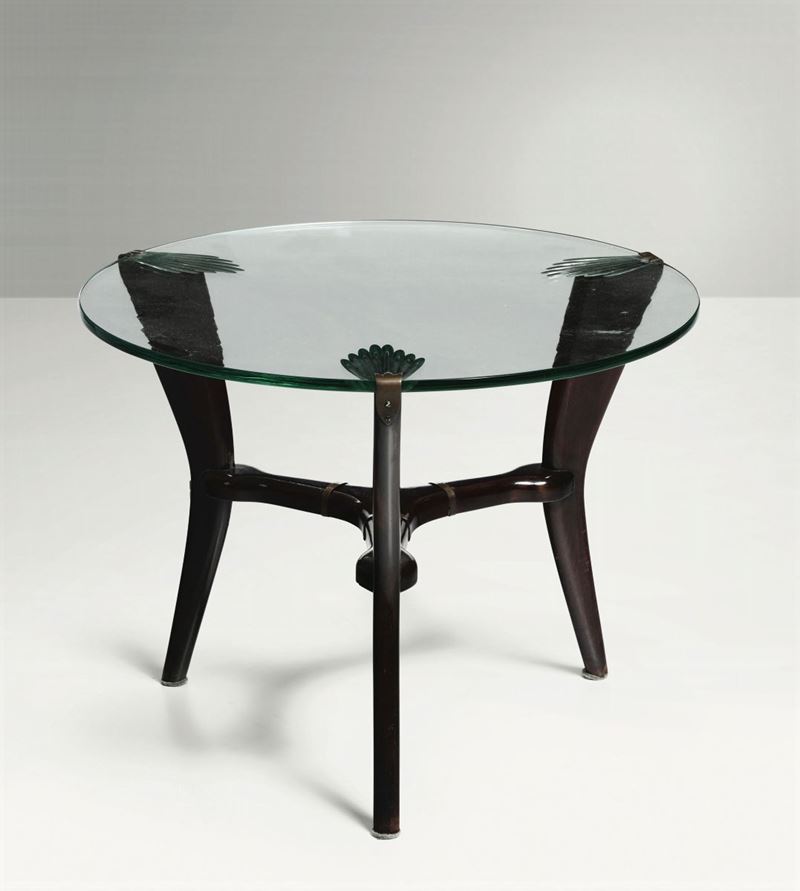 Tavolo basso con struttura in legno e dettagli in ottone. Piano in vetro.  - Auction Design - Cambi Casa d'Aste
