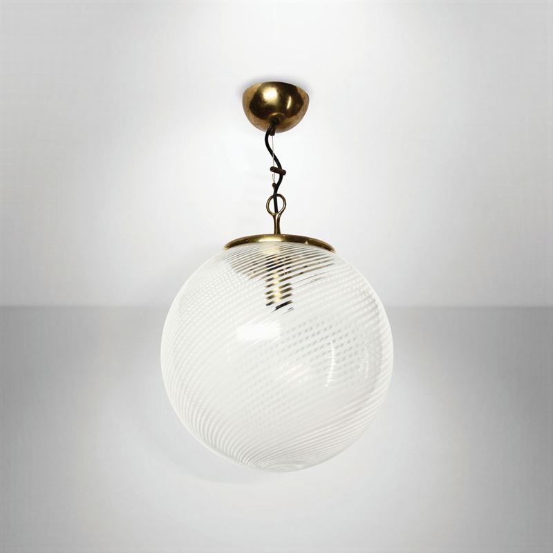 Lampada a sospensione con struttura in ottone e diffusore in vetro.  - Auction Design - Cambi Casa d'Aste