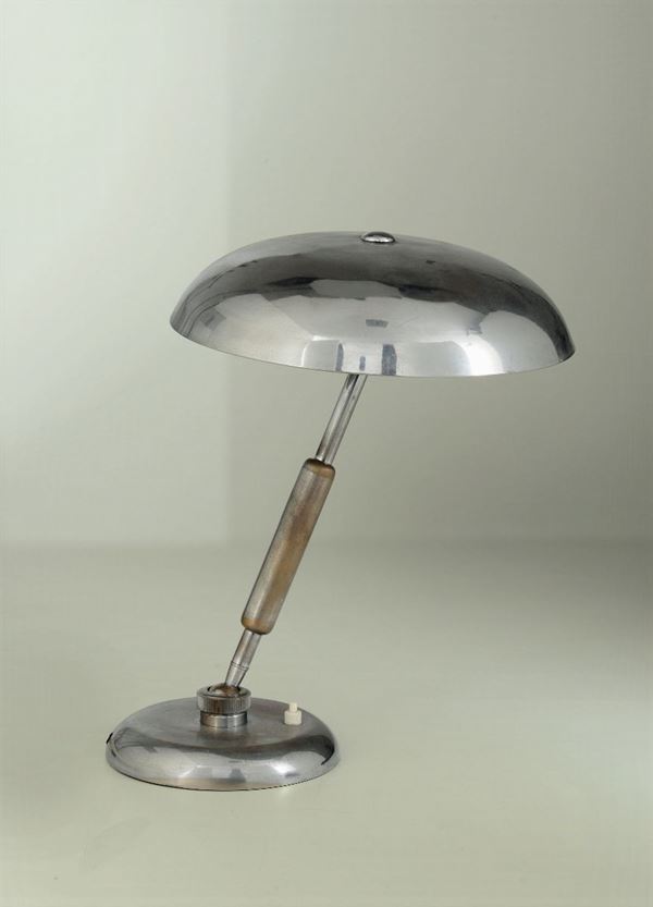 Lampada da tavolo orientabile con struttura in ottone cromato e ottone.