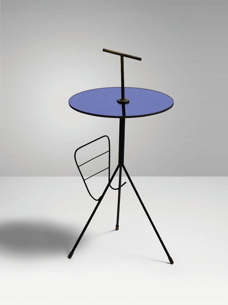Tavolo occasionale con struttura in ottone laccato e piano in vetro colorato.  - Auction Design - Cambi Casa d'Aste