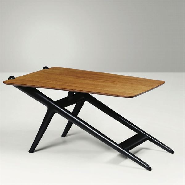 Tavolo basso con struttura in legno laccato e legno.