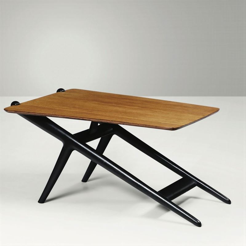 Tavolo basso con struttura in legno laccato e legno.  - Asta Design - Cambi Casa d'Aste