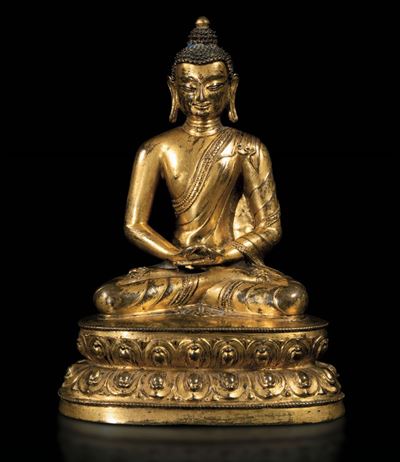 Figura di Amitayus Seduto su Doppio Fiore di Loto in Bronzo Dorato con Tracce di Doratura, Tibet,...