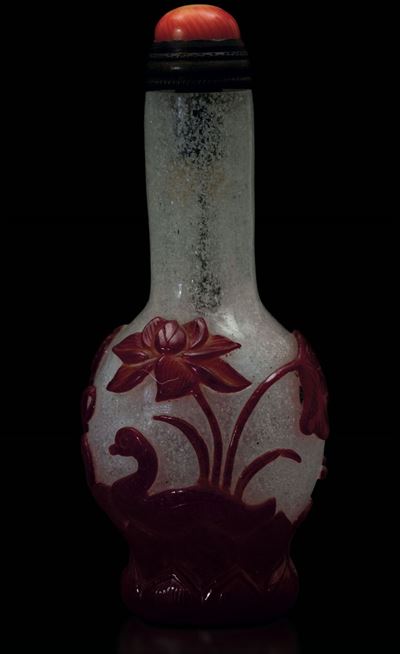 Snuff Bottle in Vetro con Decoro a Cammeo di Anatre tra Canneti e Fiori sui Toni del Rosso, Cina,...