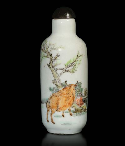 Snuff Bottle in Porcellana a Smalti Policromi con Fanciullo e Bue Entro Paesaggio, Cina, Inizio X...