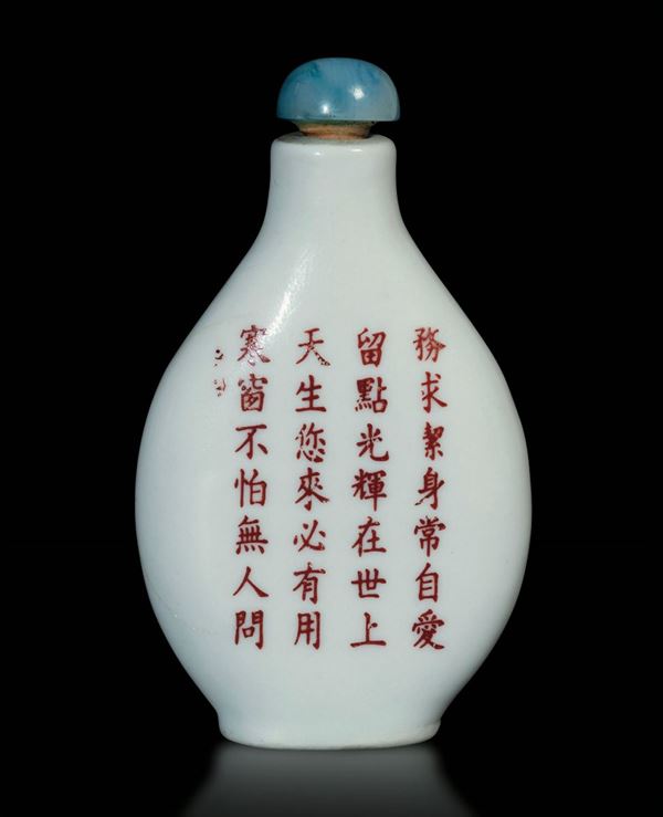 Snuff bottle in porcellana bianca con iscrizione e tappo azzurro, Cina, inizio XX secolo