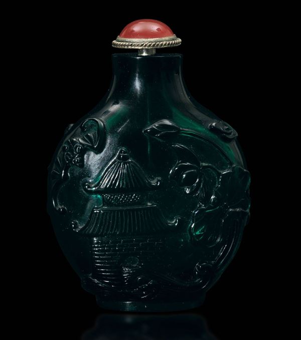Snuff bottle in vetro verde con pagoda e gru tra rami fioriti e tappo rosso, Cina, XIX secolo
