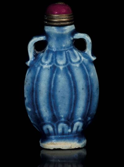 Snuff Bottle con Manici in Porcellana Smaltata sui Toni del Blu, Cina, XIX Secolo