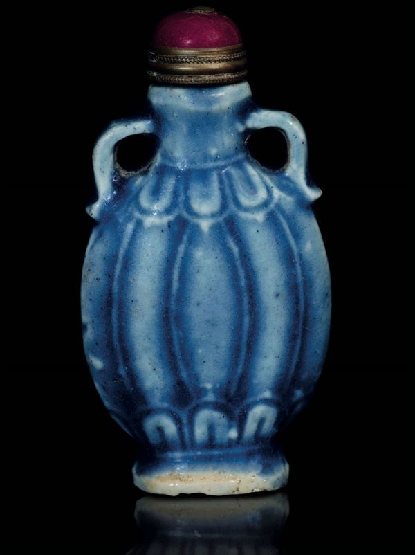 Snuff bottle con manici in porcellana smaltata sui toni del blu, Cina, XIX secolo