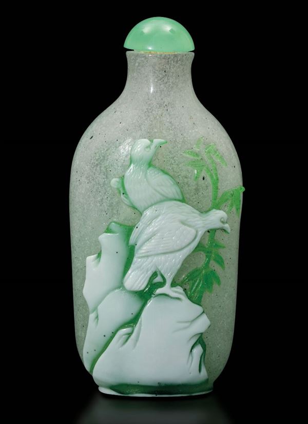Snuff bottle in vetro con decoro a cammeo raffigurante uccelli e rami fioriti sui toni del verde, Cina, inizio XX secolo
