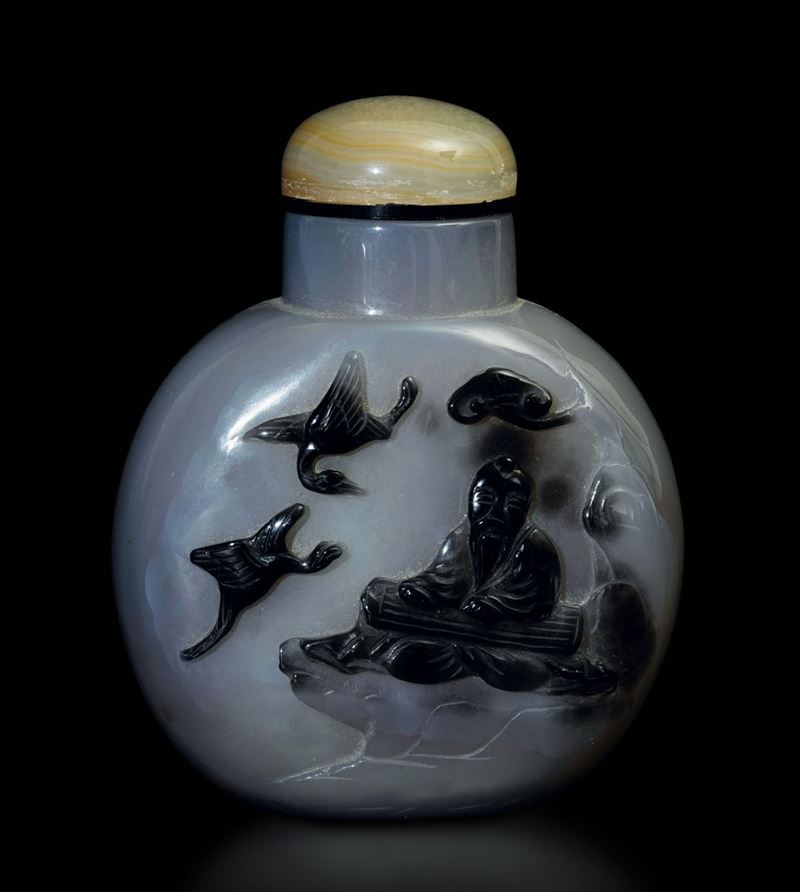 Snuff bottle in agata con decoro a cammeo raffigurante saggio seduto entro paesaggio, Cina, XX secolo  - Asta Fine Chinese Works of Art - Cambi Casa d'Aste