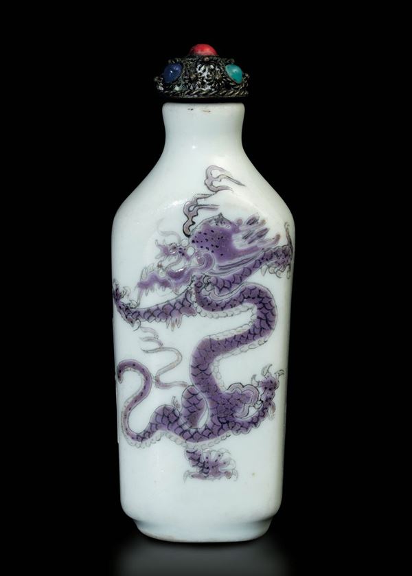 Snuff bottle in porcellana con figura di drago sui toni del viola e tappo con inserti in pietre dure, Cina, fine XIX secolo