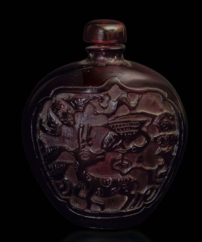 Snuff Bottle in Ambra con Figura di Saggio e Cervo Entro Riserve, Cina, XX Secolo