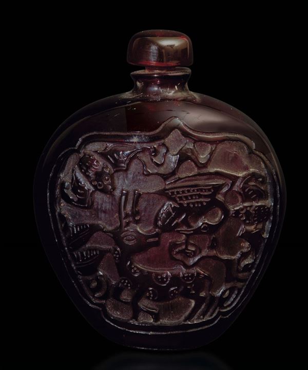Snuff bottle in ambra con figura di saggio e cervo entro riserve, Cina, XX secolo