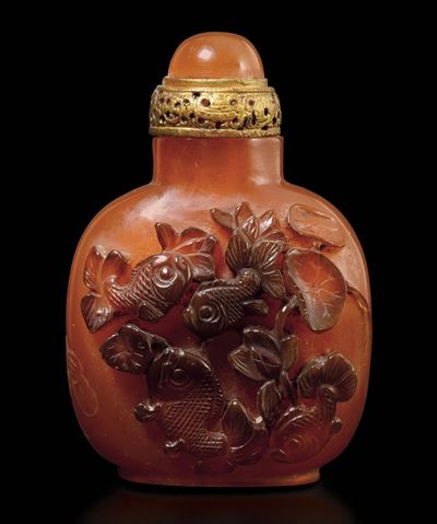 Snuff Bottle in Ambra con Decoro a Cammeo Raffigurante Pesci con Iscrizioni, Cina XIX Secolo