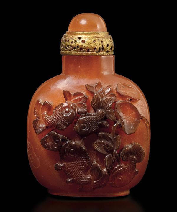 Snuff bottle in ambra con decoro a cammeo raffigurante pesci con iscrizioni, Cina XIX secolo
