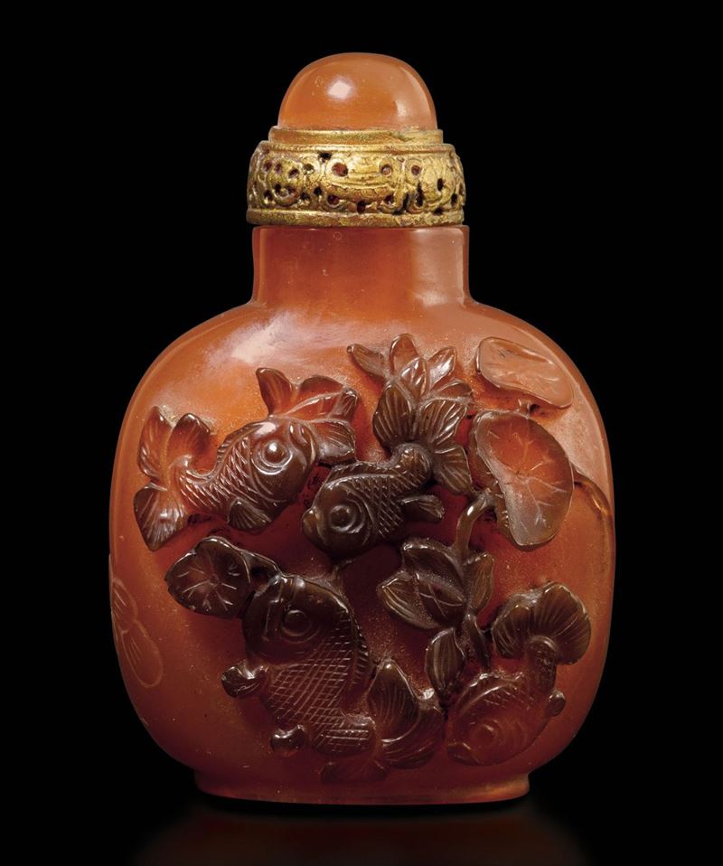 Snuff bottle in ambra con decoro a cammeo raffigurante pesci con iscrizioni, Cina XIX secolo  - Asta Fine Chinese Works of Art - Cambi Casa d'Aste