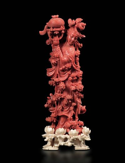 Gruppo in Corallo Rosso con Guanyin Finemente Scolpito con Base in Avorio, Cina, Dinastia Qing, X...