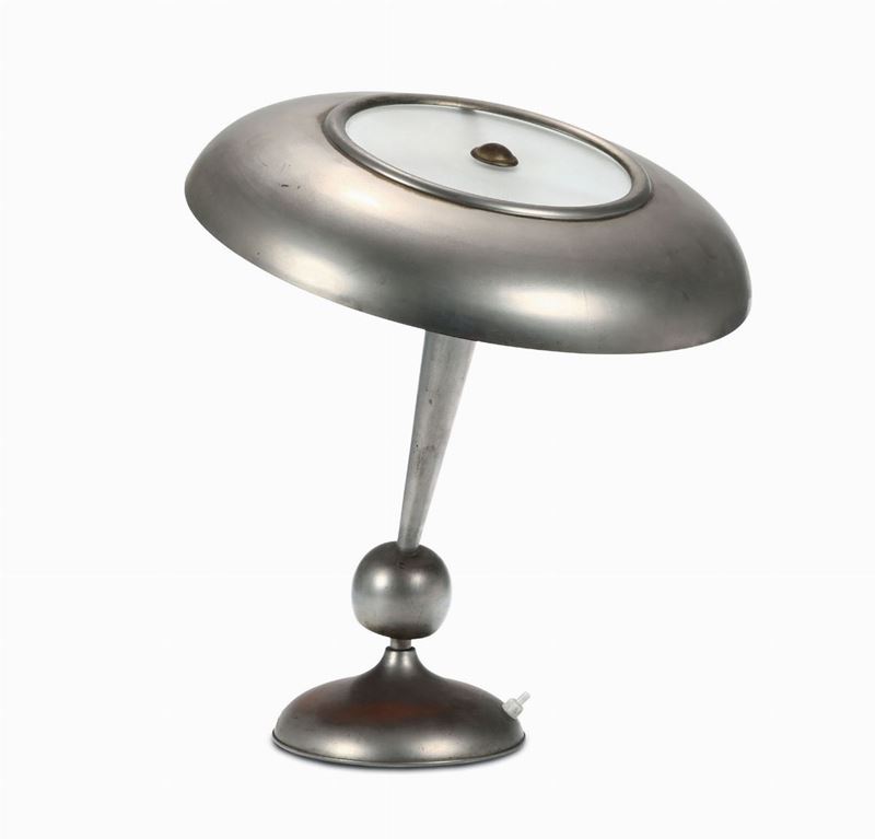 Lampada da tavolo con struttura in alluminio.  - Auction Rare and courious object from a roman collection | Time Auction - Cambi Casa d'Aste