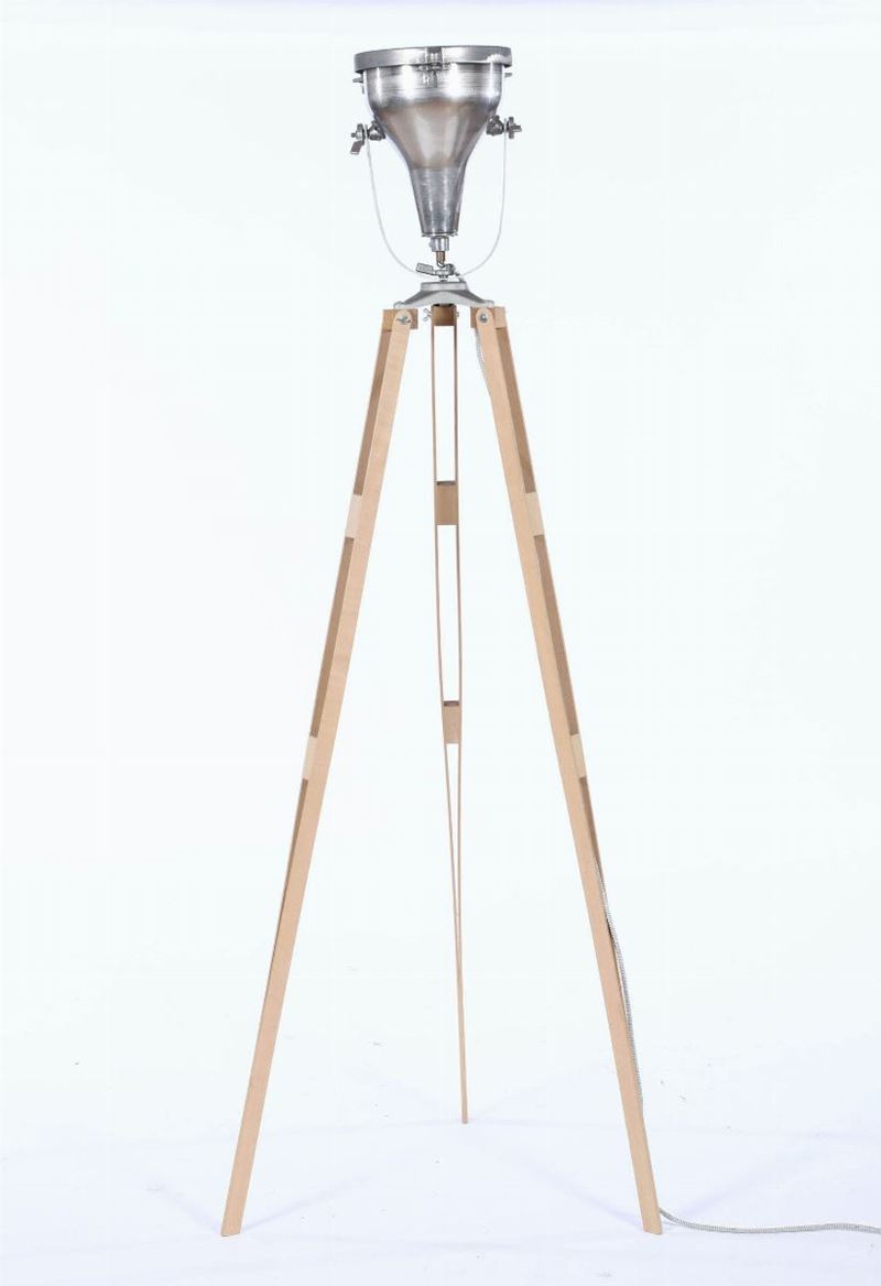 Lampada da terra con struttura in metallo e legno.  - Auction Design - Cambi Casa d'Aste
