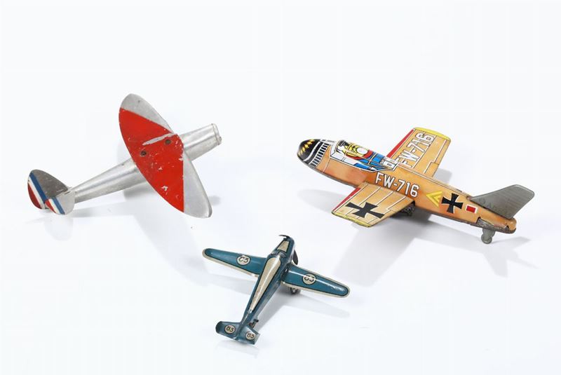 Lotto di tre modellini di aereo  - Asta Rari e curiosi oggetti da una collezione romana | Asta a Tempo - Cambi Casa d'Aste
