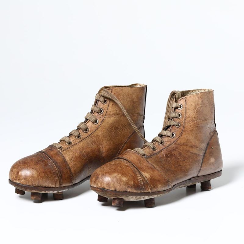 Lotto di due paia di scarpini da rugby, inizio XX secolo  - Asta Novecento - Cambi Casa d'Aste