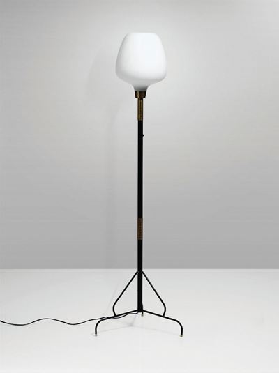 Lampada da Terra con Struttura in Metallo Laccato e Ottone. Diffusore in Vetro Opalino.