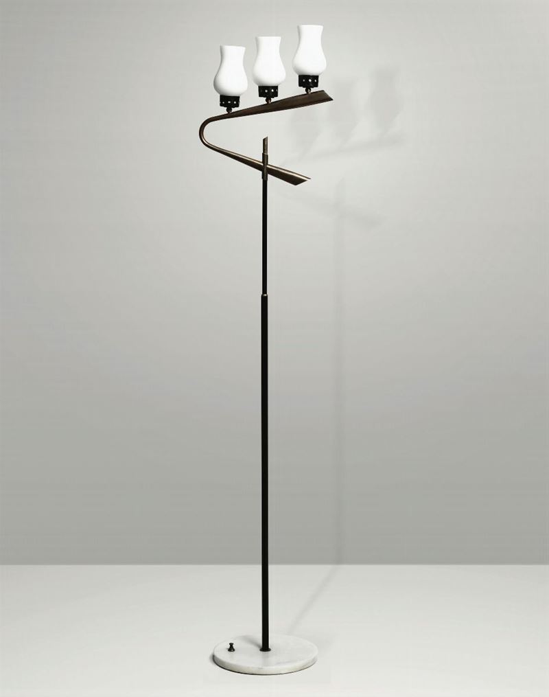Lampada da terra con struttura in ottone e ottone laccato. Base in marmo e diffusori in vetro opalino.  - Auction Design - Cambi Casa d'Aste