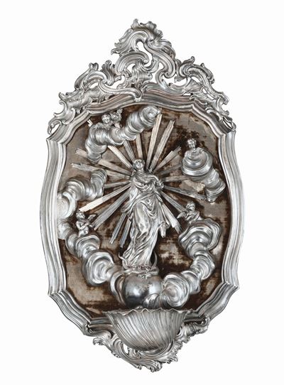 Importante Acqusantiera in Argento Fuso, Sbalzato e Cesellato con Raffigurazione della Vergine Im...