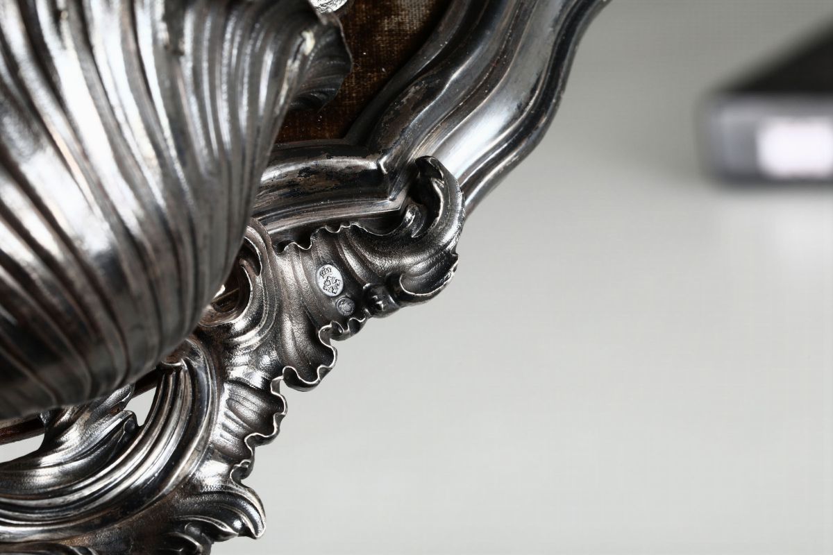 Importante Acqusantiera in Argento Fuso, Sbalzato e Cesellato con Raffigurazione della Vergine Im...