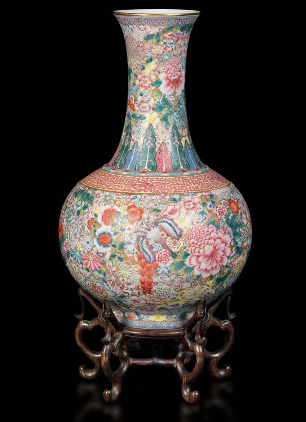 Vaso a bottiglia in porcellana a smalti policromi con decoro millefiori, Cina, Dinastia Qing, inizio XX secolo
