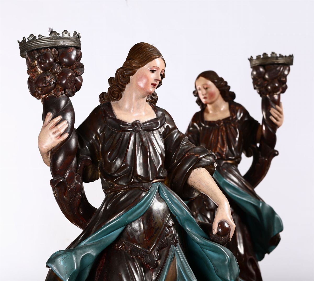 Coppia di Angeli Reggitorcia in Legno Policromo. Arte Barocca Genovese del XVII-XVIII Secolo