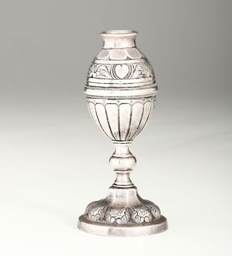 Vasetto in argento fuso e cesellato  - Auction Silvers - Cambi Casa d'Aste