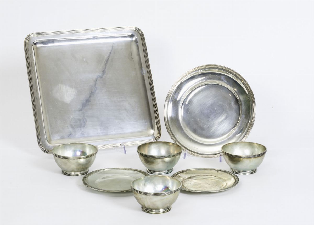 Grande Servito da Tavola in Argento. Argenteria Milanese del XX Secolo. Argentiere Gabriele De Ve...
