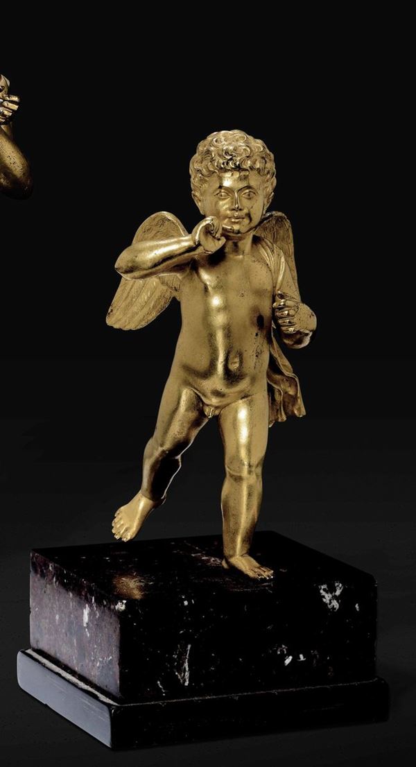 Cupido in bronzo dorato su base in marmi colorati. Fonditore neoclassico francese, XVIII-XIX secolo
