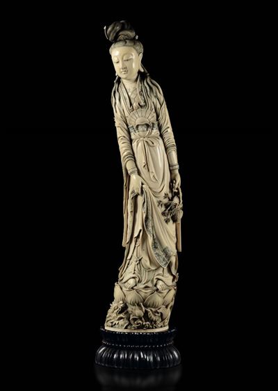 Figura di Guanyin con Cesto e Veste Riccamente Decorata Scolpita in Avorio, Cina, Inizi XX Secolo
