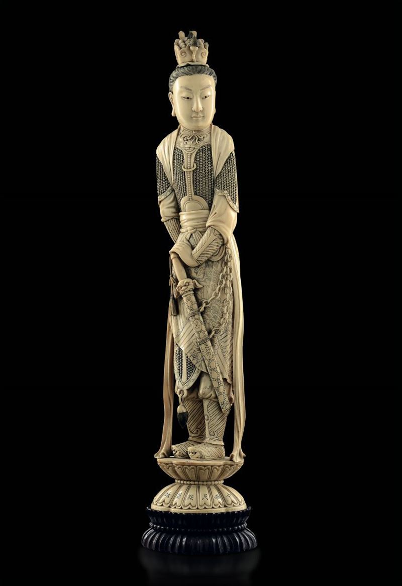 Figura di giovane guerriero con spada scolpito in avorio, Cina, inizi XX secolo  - Asta Fine Chinese Works of Art - Cambi Casa d'Aste