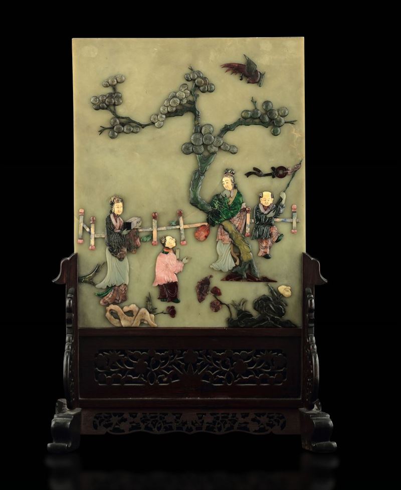 Piccolo paravento da tavolo con placca in giada Celadon e applicazione di pietre dure raffigurante scena di vita comune entro paesaggio, Cina, Dinastia  Qing, epoca Jiaqing (1796-1820)  - Asta Fine Chinese Works of Art - Cambi Casa d'Aste
