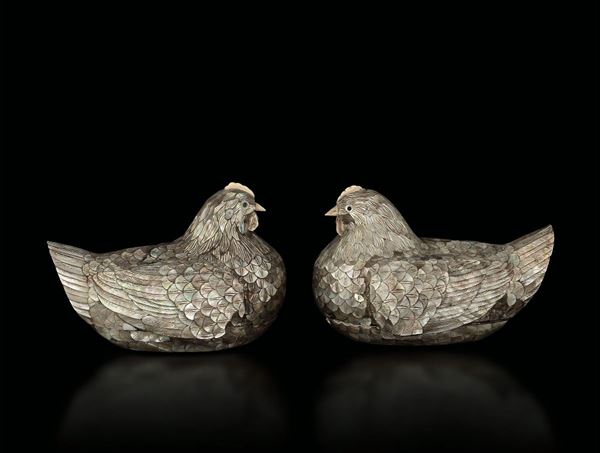 Coppia di figure di gallinelle rivestite in madreperla con inserti in avorio, Cina, XIX secolo