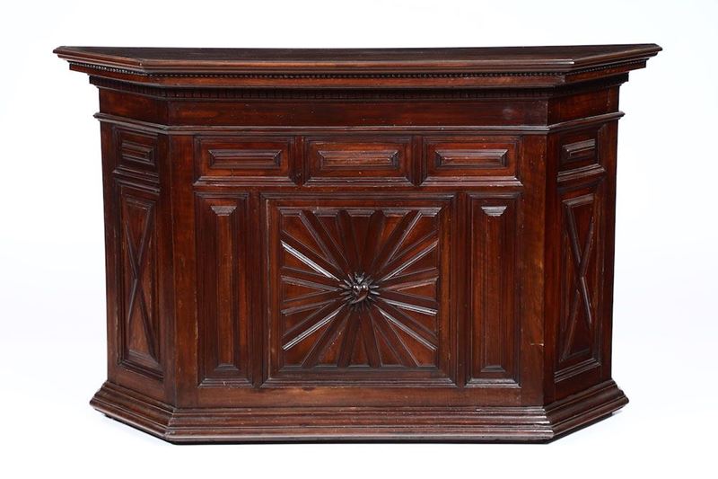 Credenza in stile scantonata in legno intagliato  - Auction Furniture - Cambi Casa d'Aste