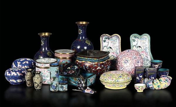 Lotto composto da una serie di oggetti diversi a smalti cloisonnè, Cina, Dinastia Qing, XIX-XX secolo