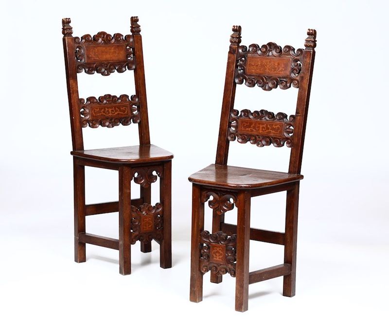 Coppia di sedie in noce intarsiato, XIX secolo  - Auction Furniture - Cambi Casa d'Aste