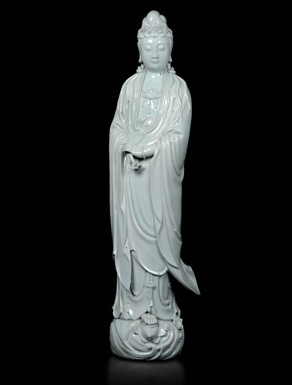 Grande figura di Guanyin eretta con collana in porcellana Blanc de Chine, Cina, inizi XX secolo