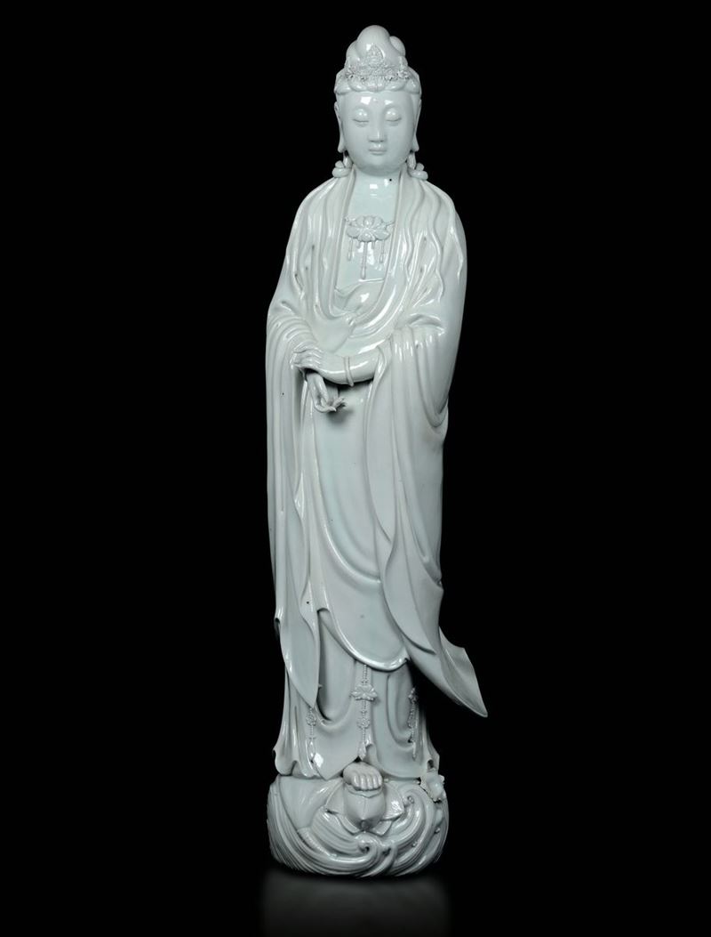 Grande figura di Guanyin eretta con collana in porcellana Blanc de Chine, Cina, inizi XX secolo  - Asta Fine Chinese Works of Art - Cambi Casa d'Aste