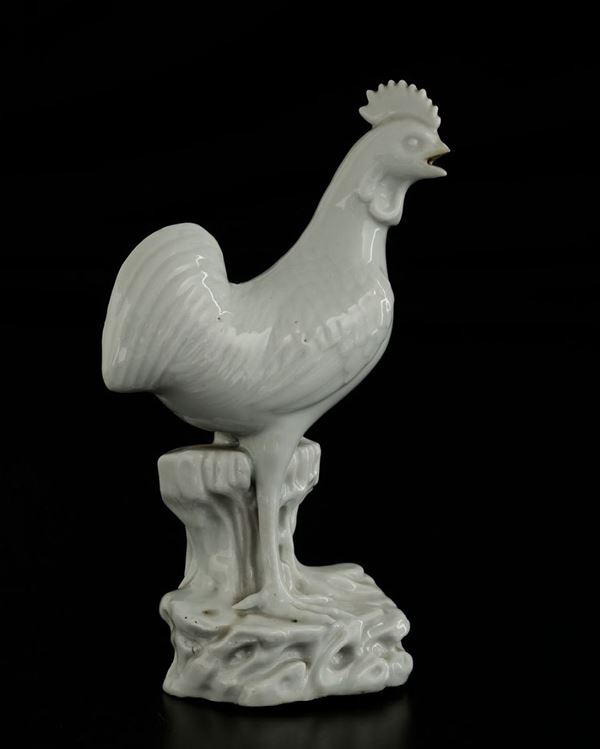 Figura di gallo in porcellana Blanc de Chine Dehua, Cina, Dinastia Qing, epoca  Qianlong (1736-1796)