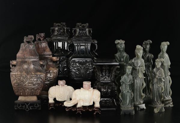 Lotto composto da quattro vasi con coperchio, un vaso a tromba, sei figure di Guanyin e due di elefanti scolpite in pietra dura, Cina, XX secolo